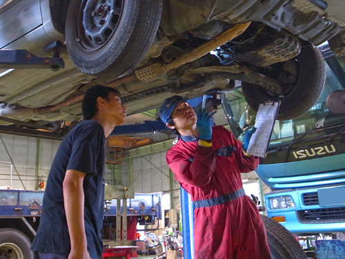 点検後、お車に状況をご説明。場合によってはお車を未ながらご説明いたします。